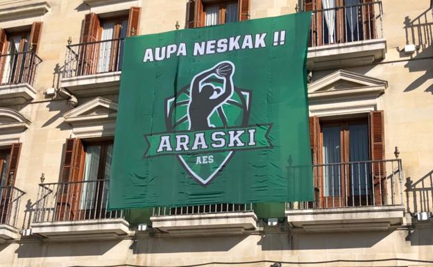 La Casa Consistorial se viste de verde para animar al Araski