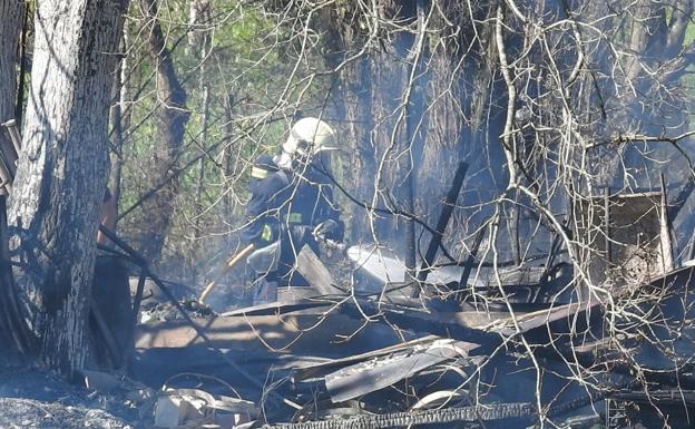 Muere un hombre carbonizado en un incendio en Derio