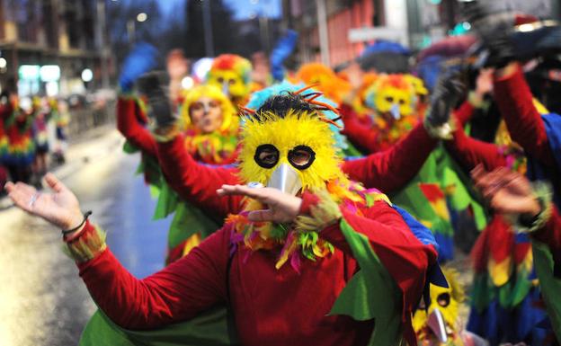 Cortes de tráfico, cambios en la ruta de buses y tranvía... estas son las afecciones de los desfiles