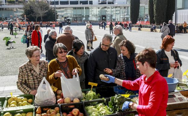 Frutas y verduras para inaugurar la nueva plaza Santa Bárbara