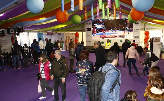 La fan zone, el epicentro de la capital del baloncesto femenino