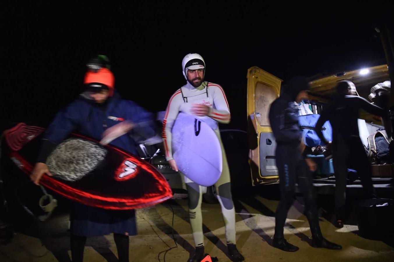 Surf a la luz de un frontal