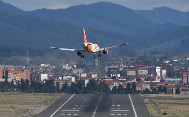 Desviados cinco vuelos en el aeropuerto de Loiu por las rachas de viento