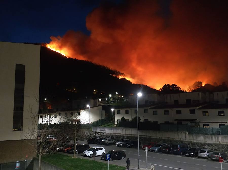 Reguero de incendios en Bizkaia por el viento sur