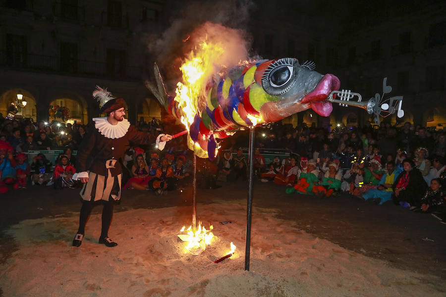 El entierro de la sardina pone fin al carnaval vitoriano