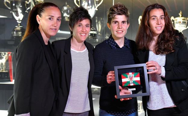 El Museo del Athletic ya tiene el brazalete que portó Ainhoa Tirapu en San Mamés