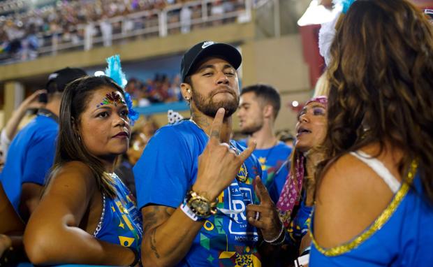 Neymar se cura en el sambódromo de Río