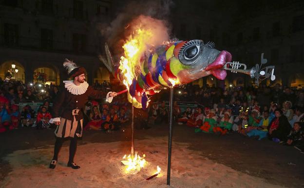 El entierro de la sardina pone fin al carnaval vitoriano