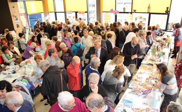 Más de 1.300 artículos hechos a mano en el mercado artesanal solidario del hospital San Juan de Dios