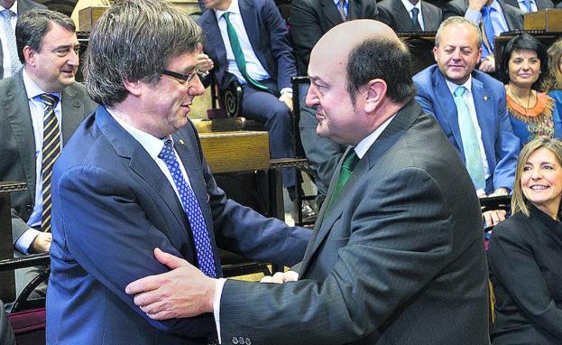 Las dudas sobre la alianza con Puigdemont fuerzan al PNV a aplazar su decisión
