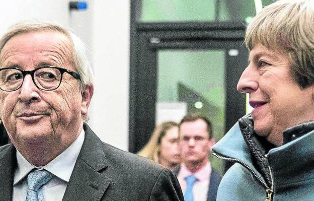 May acuerda con Juncker garantías de última hora para encarrilar el 'Brexit'