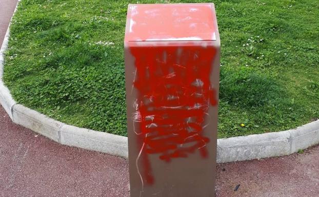 Embadurnan con pintura el monumento a las mujeres dinamiteras de Galdakao