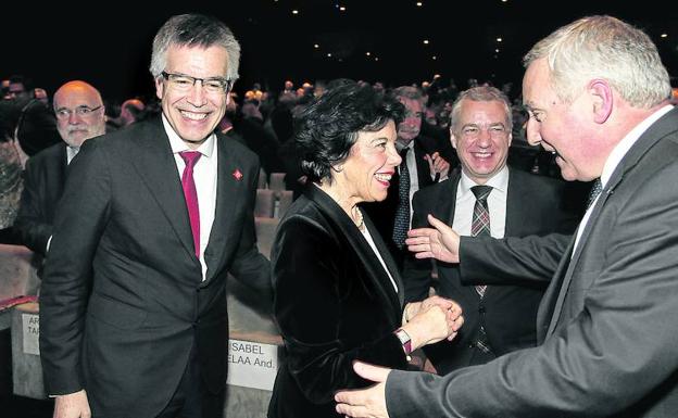 Gobierno vasco y central arropan a Eroski en su 50 aniversario tras despejarse su futuro financiero