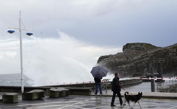 El oleaje azota la costa vizcaína y obliga a acordonar el espigón de Lekeitio