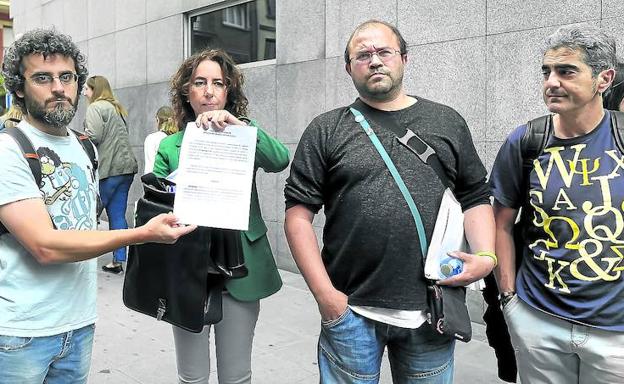 El consejero sucumbe a la presión de la oposición y la debilidad del Ejecutivo