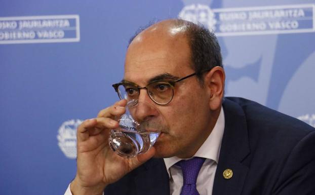 Los sindicatos valoran la dimisión pero creen que «llega tarde»