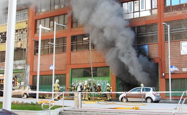 Un herido en un incendio en un pabellón de Amézola