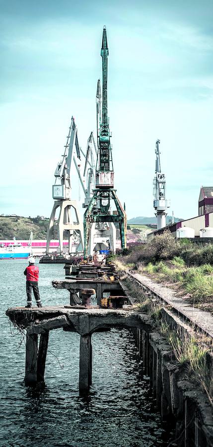 Los trabajadores de La Naval insisten en la compra pública del astillero, que la ministra descarta