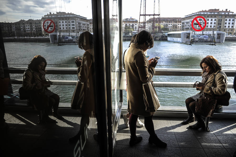 Los turistas no perdonan la foto con el Puente Colgante