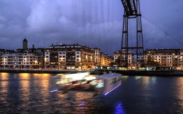 Los turistas no perdonan la foto en el Puente Colgante