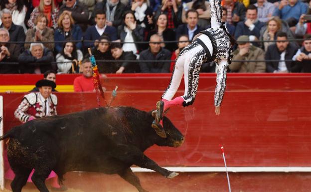 Espectacular cogida a Enrique Ponce en Valencia