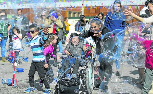 El pequeño Santi podrá ponerse de pie