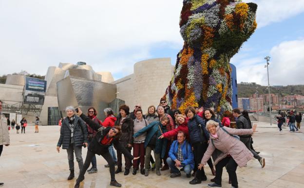 Día de museos en Bilbao en un puente pasado por agua