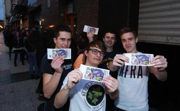 Más de una hora de cola para despedir a Berri Txarrak: «No hace frío»