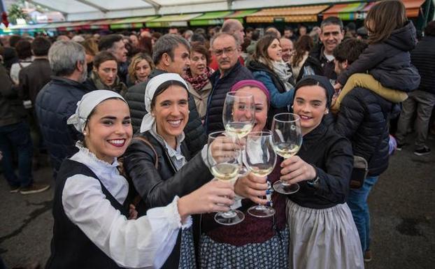 Bakio alza la copa para brindar por la nueva añada de su «magnífico» txakoli
