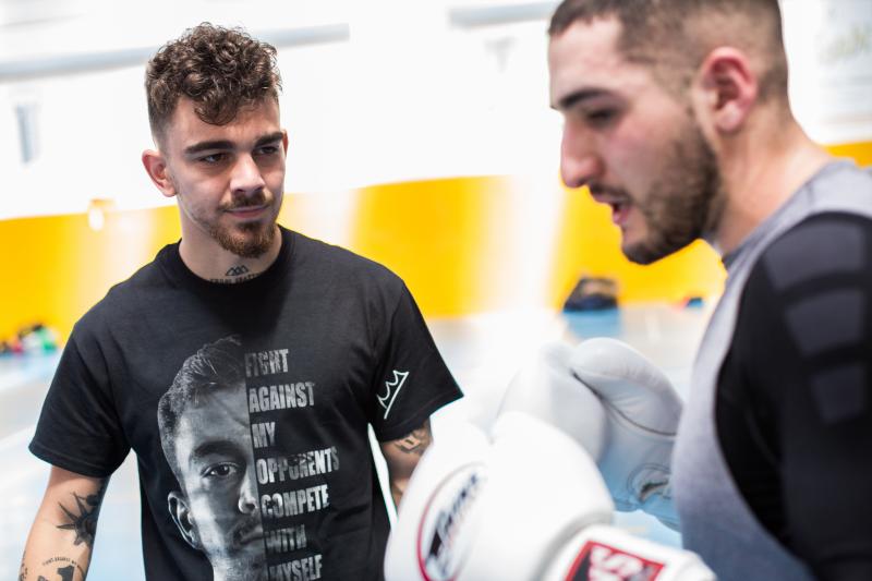 Jon Fernández imparte un seminario a varios aficionados al Boxeo