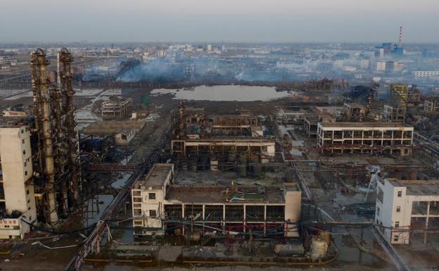 El balance por la explosión en la planta química en China aumenta a 64 muertos