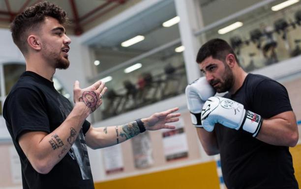 Lección magistral de Jon Fernández a 30 aficionados al boxeo en Erandio