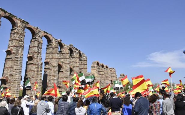 El PP pide a la Fiscalía que acabe con los lazos amarillos