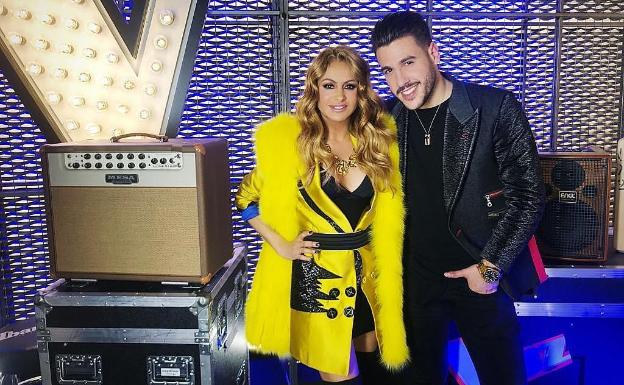 Paulina Rubio resume la tendencia 'flúor' en un chaleco 'made in Bilbao'