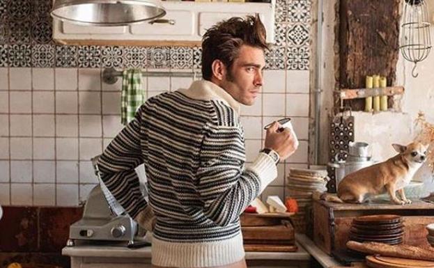 Jon Kortajarena posa sin pantalones en un bar