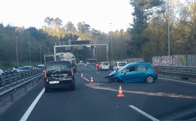 Cuatro heridos tras el choque entre dos camiones, una furgoneta y cinco coches en el corredor del Txorierri