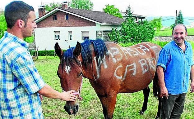 Abascal recurre a su familia para completar las listas del 28-A