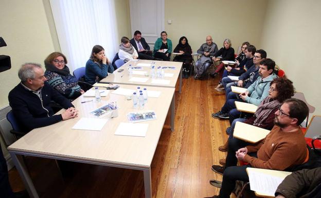 Los sindicatos convocan a patronal y Educación al Consejo de Relaciones Laborales para buscar una salida al conflicto