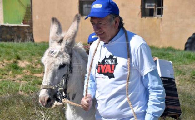 así protesta un alcalde y una burra para que no se olvide la españa rural