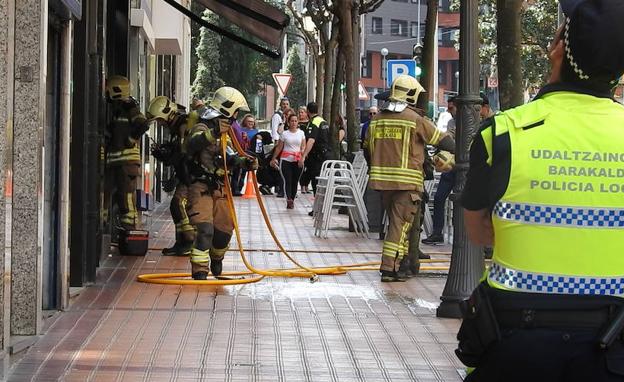 Cuatro intoxicados al incendiarse una pulpería en el centro de Barakaldo