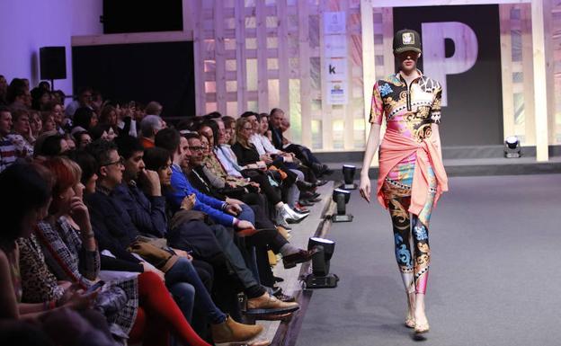 Con mallas ciclistas y sin bicicleta