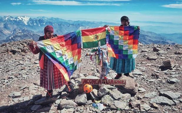 Así son las cholitas escaladoras: del «ustedes no pueden» de sus maridos a pensar en el Everest