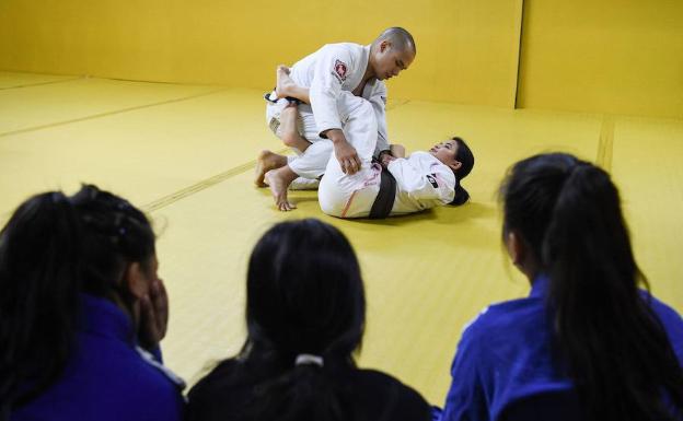 Una campeona mundial imparte técnicas de 'jiu-jitsu' para combatir la pederastia