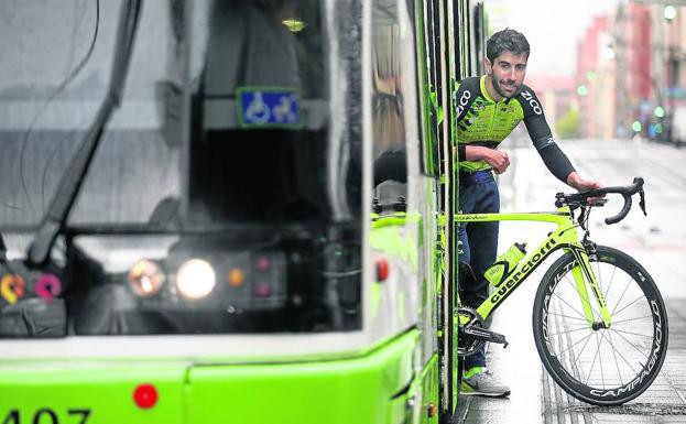 Un conductor de tranvía de Bilbao de 36 años debuta en el ciclismo profesional
