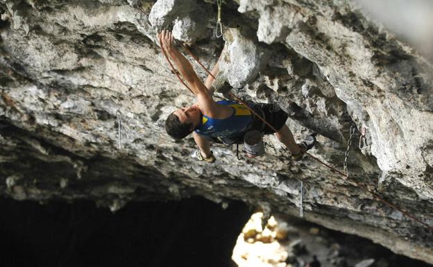 Rescatan en Dima a un escalador que se ha roto el tobillo tras una caída de siete metros