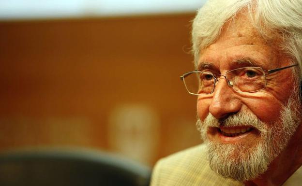 El oceanólogo Jean-Michel Cousteau media en Rusia para acabar con la «cárcel de ballenas»