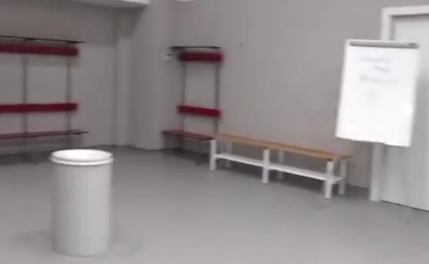 El Alavés da un ejemplo de civismo en el vestuario del Pizjuán