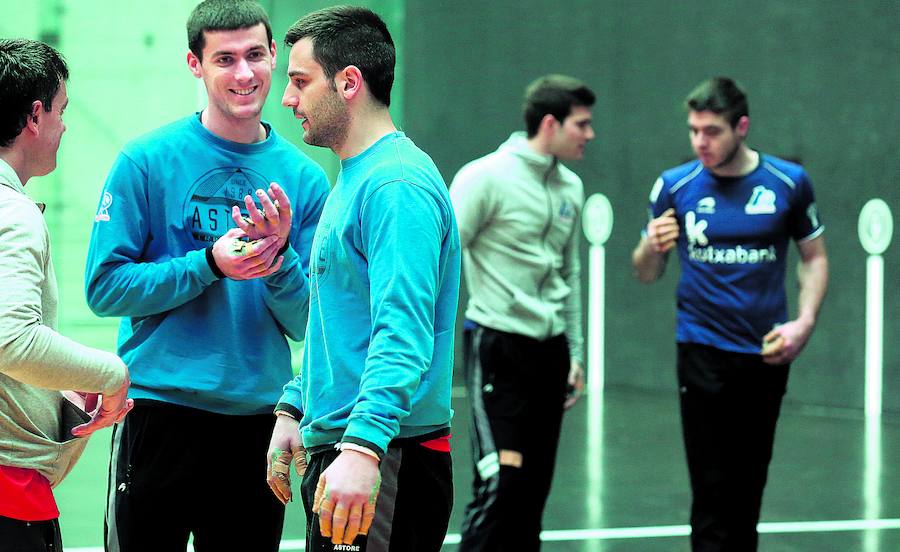 «Elezkano II y Rezusta tienen que conseguir llevar la final al diez iguales»