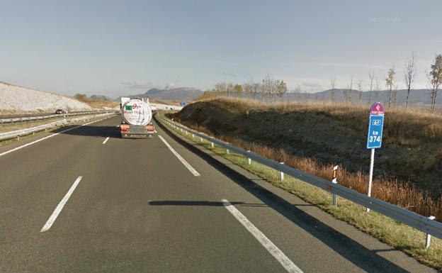 Reabre al tráfico la A-1 en Gazeo tras la colisión entre un turismo y un camión