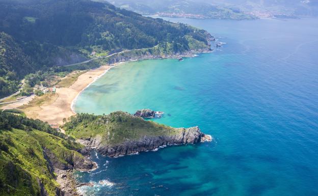 Organizan una jornada de limpieza en la costa de Urdaibai el 8 de junio